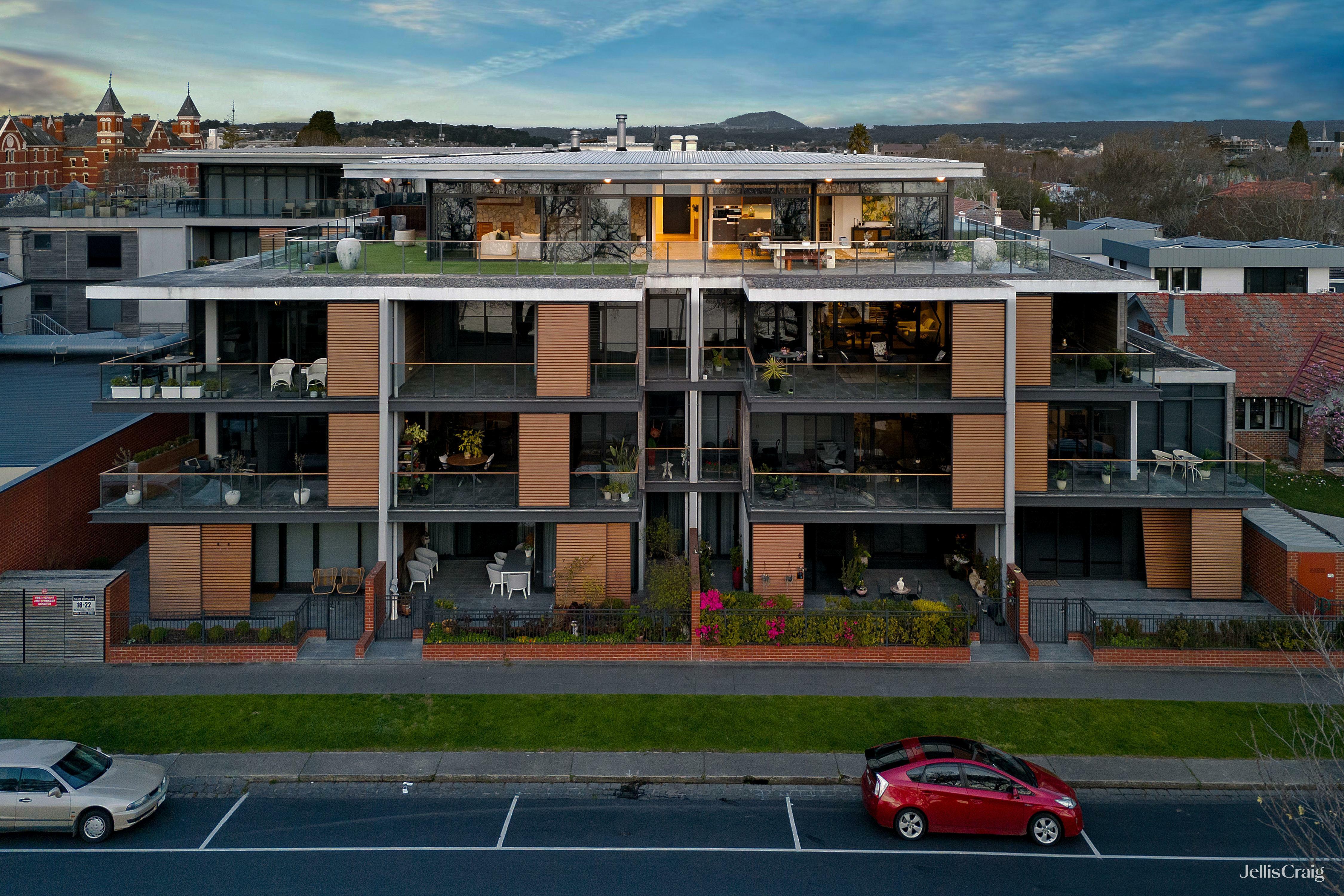 302 18 Wendouree Pde twilight aerials 1